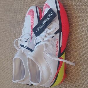 Nike Phantom GT2 Academy Soccer Cleats